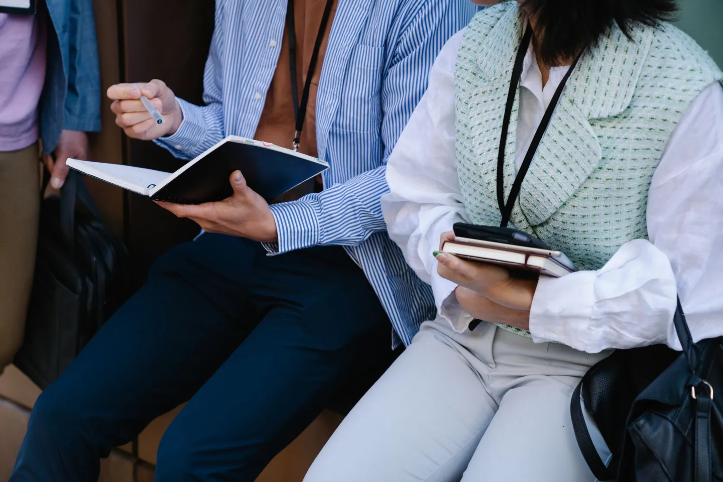 Personen besprechen Fragen und halten Notizen fest