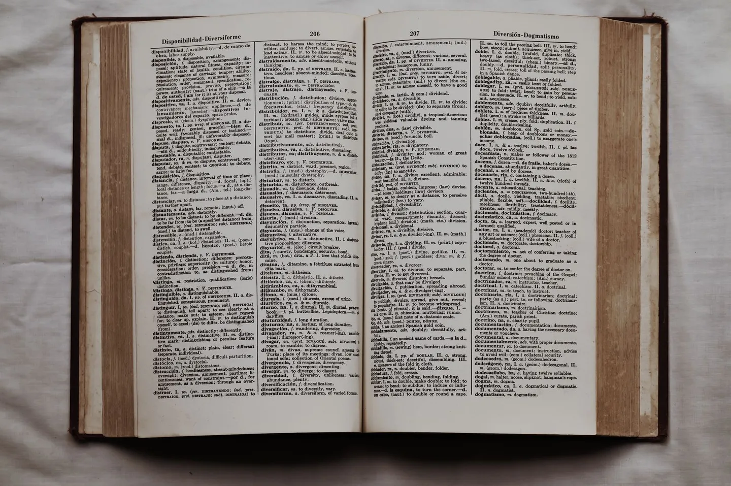 Aufgeschlagenes Wörterbuch mit englischen und spanischen Begriffen
