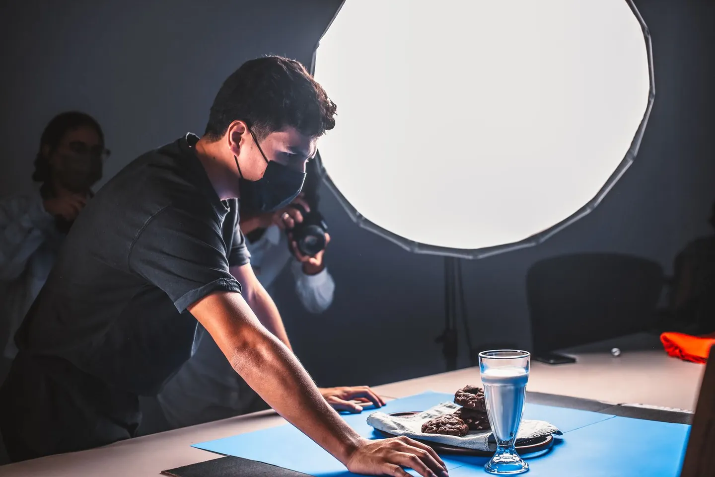 Vorbereitung einer Produktaufnahme mit Kamera und Studiobeleuchtung