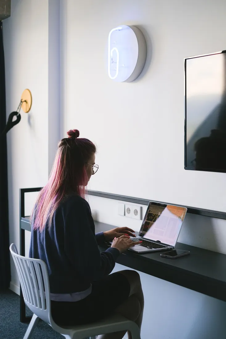 Frau arbeitet mit einem Laptop im Homeoffice