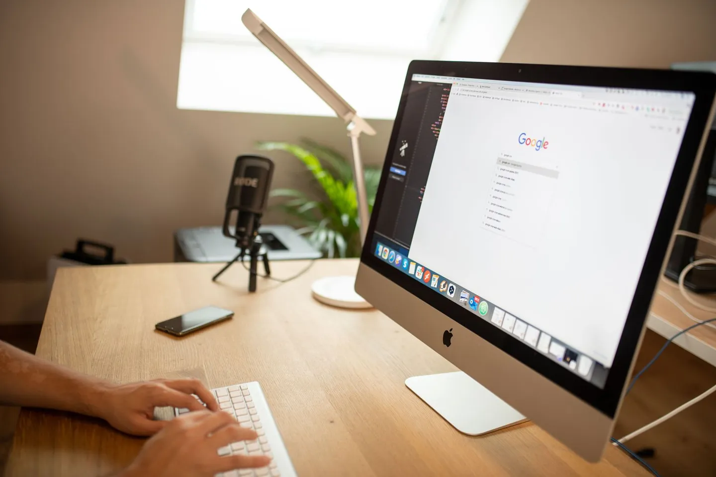 Person nutzt die Google-Suche an einem Computer