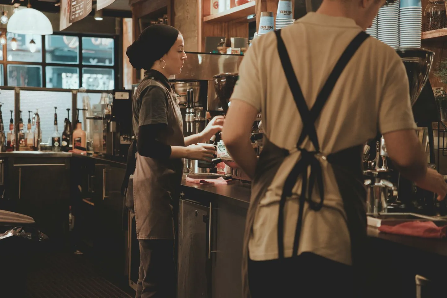 Zubereitung von Kaffee an einer Theke