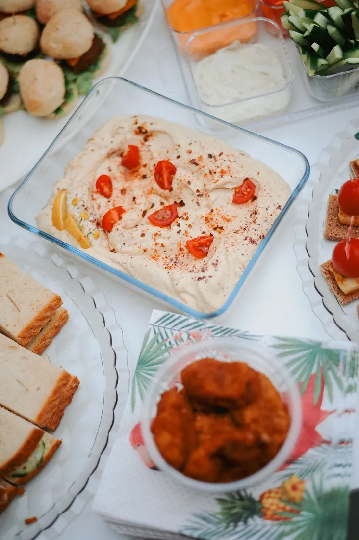 Buffet mit belegten Broten, Dips und kleinen Snacks