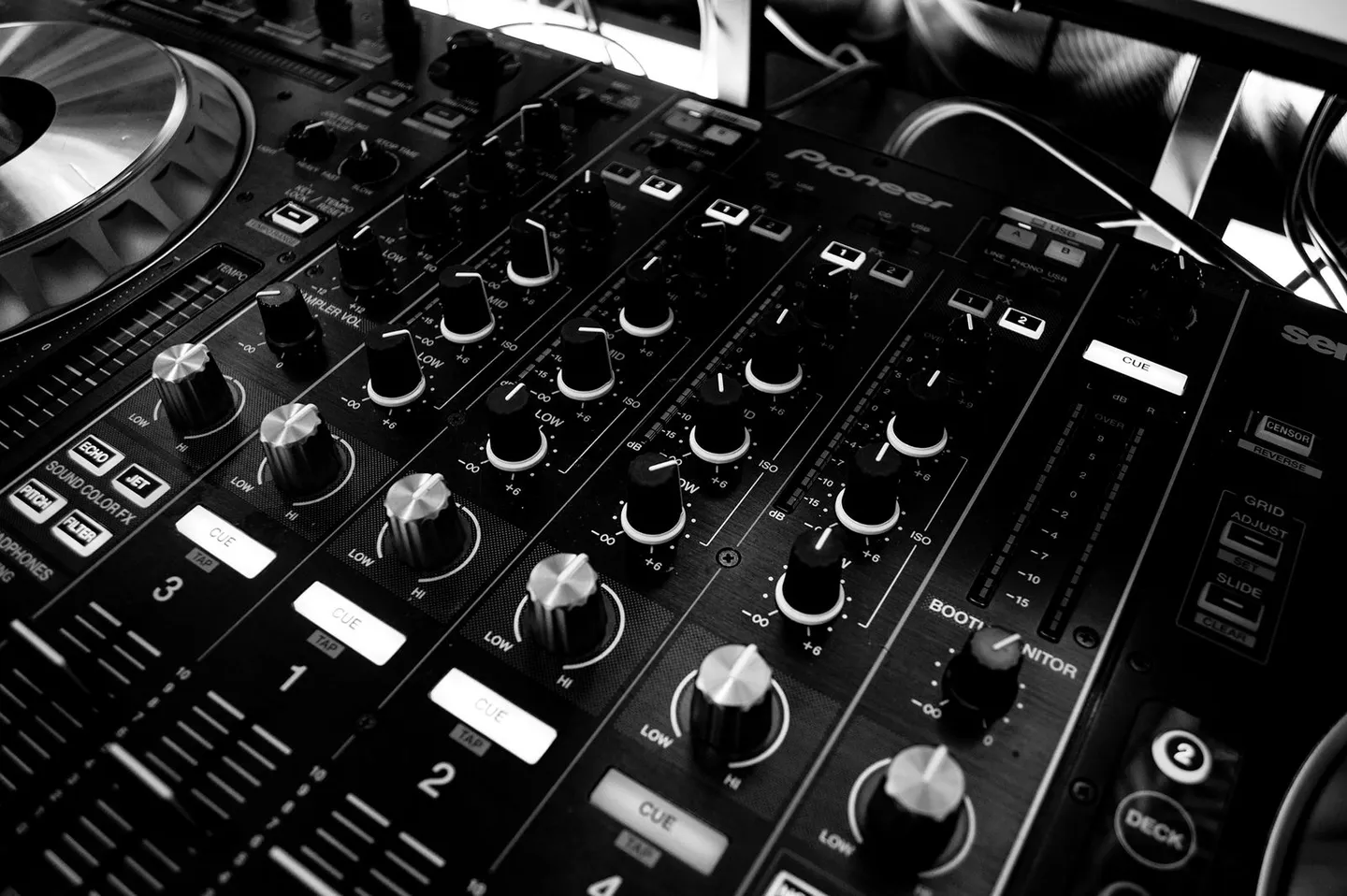 Nahaufnahme eines DJ-Mischpults in Schwarz-Weiß