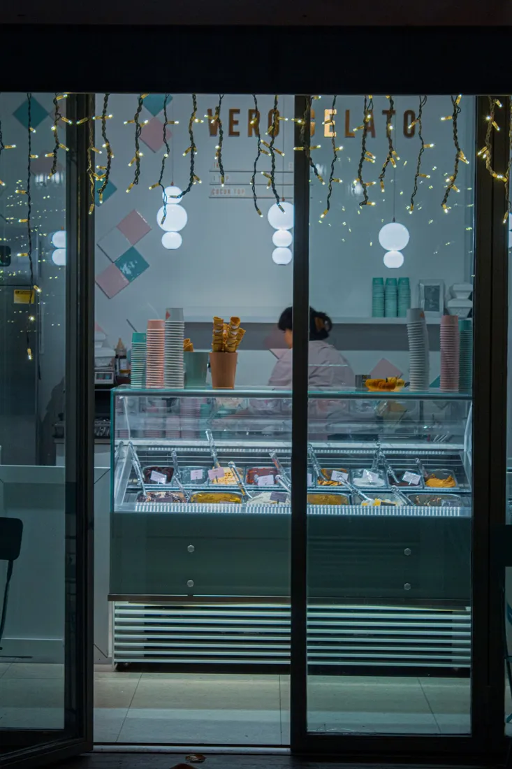 Eistheke mit verschiedenen Sorten in einem Eiscafé