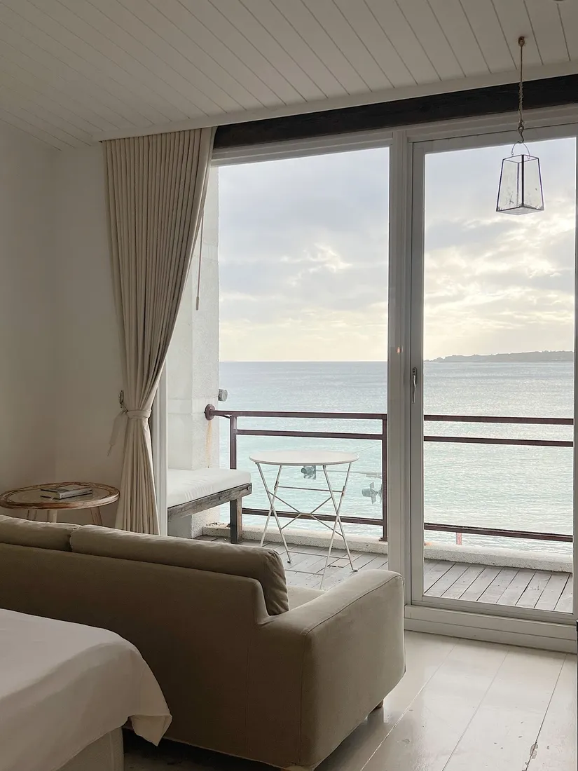 Wohnraum mit Glastüren und Blick auf das Meer