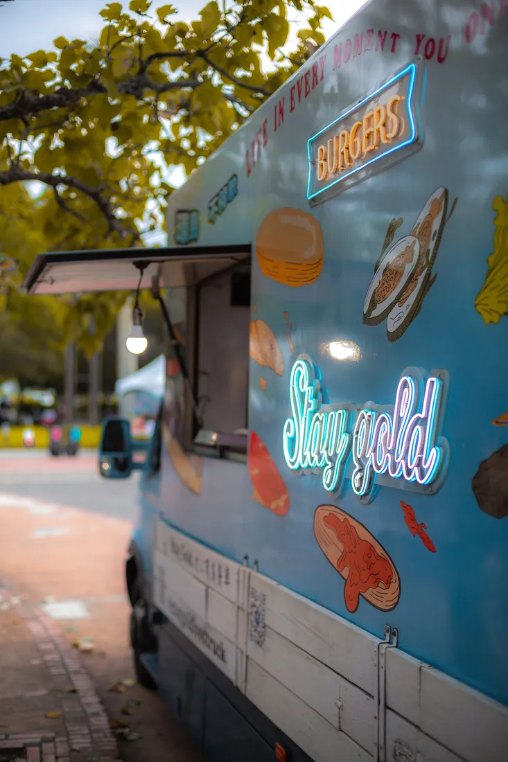 Verkaufsfenster eines Foodtrucks mit Leuchtschrift