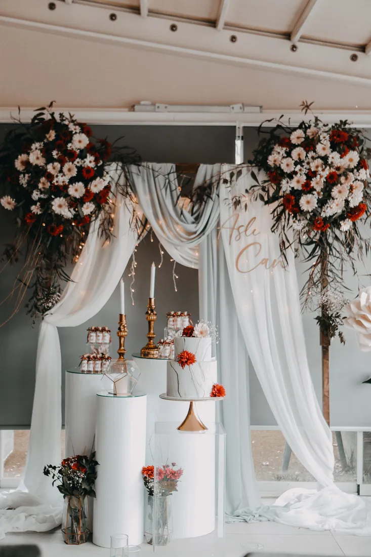 Hochzeitstorte mit Blumenschmuck und Kerzenhaltern