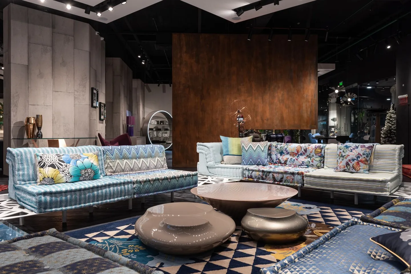 Sofas und Couchtische in einer Möbelausstellung