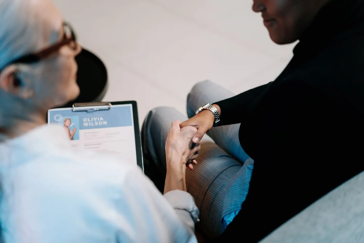 Handschlag zwischen zwei Personen bei einem Gespräch