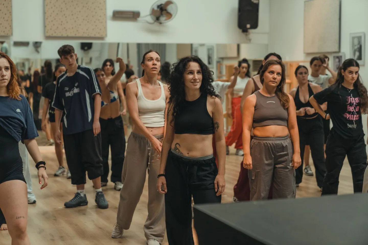 Gruppe bei einer gemeinsamen Tanzübung im Studio