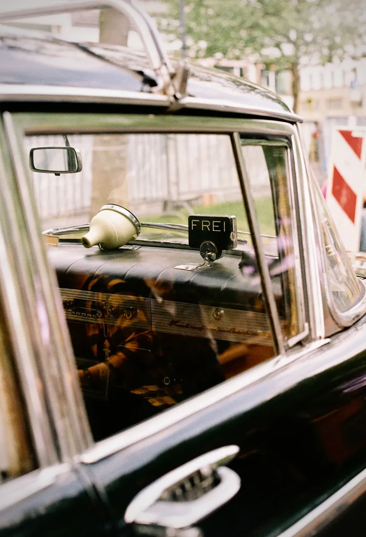 Innenraum eines älteren Taxis mit einem Frei-Schild