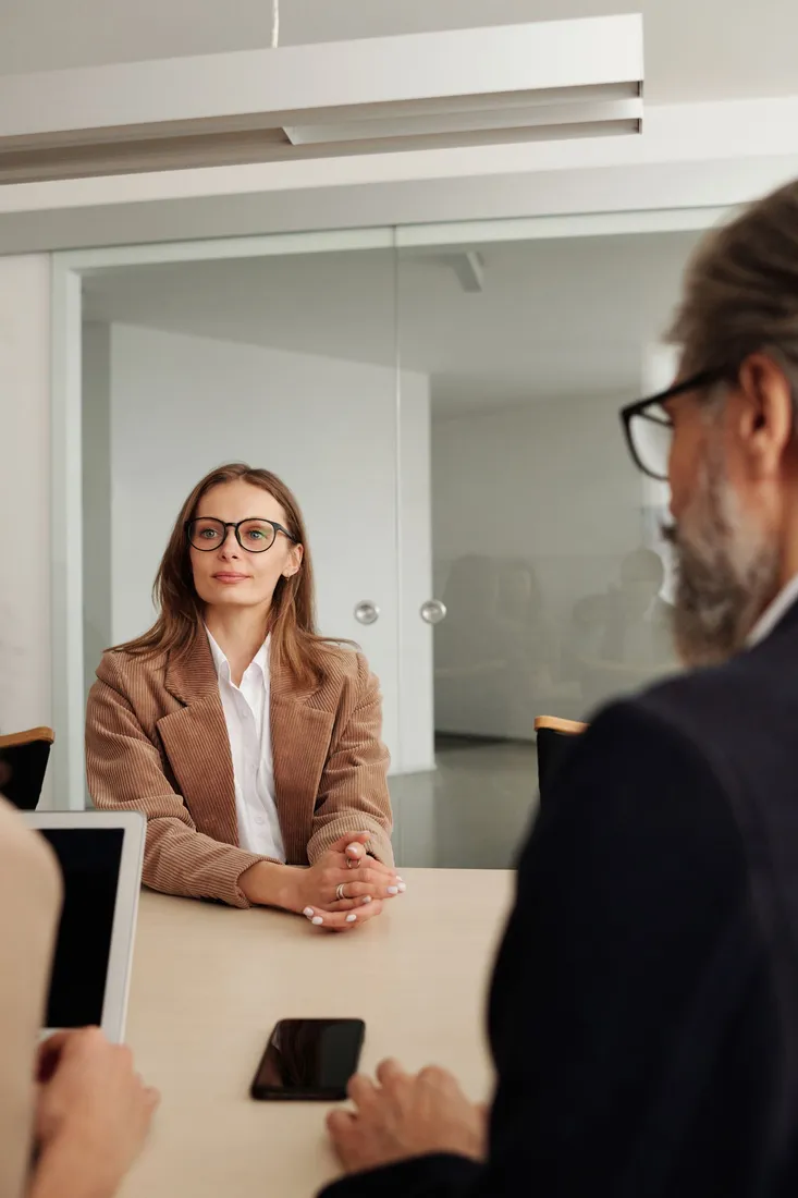 Gespräch zwischen zwei Personen in einem Büro