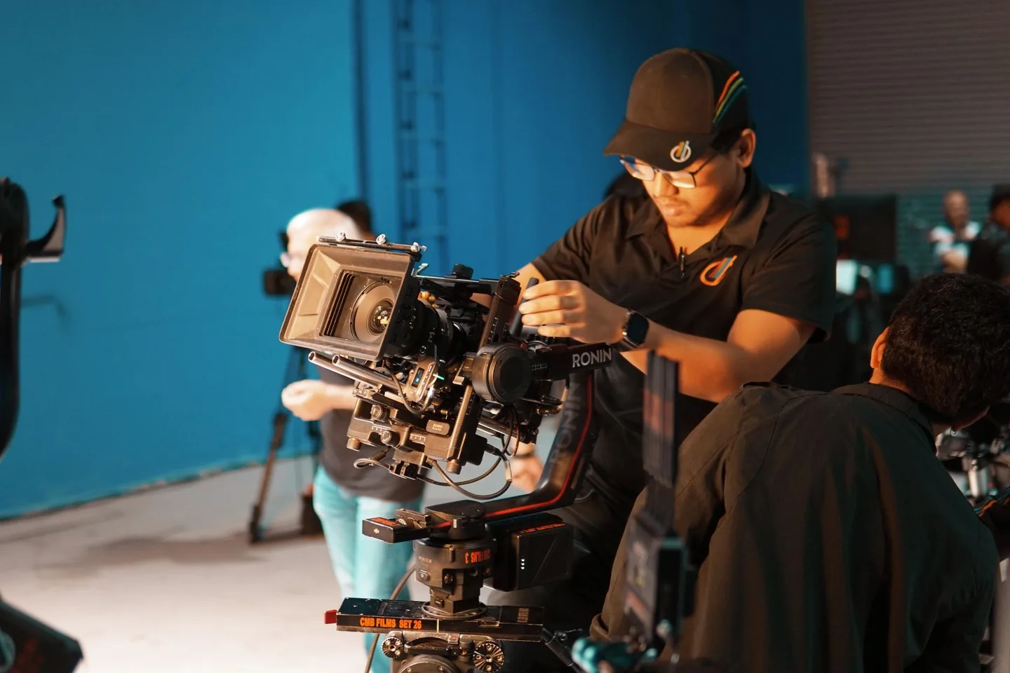 Filmteam richtet eine professionelle Kamera am Set ein